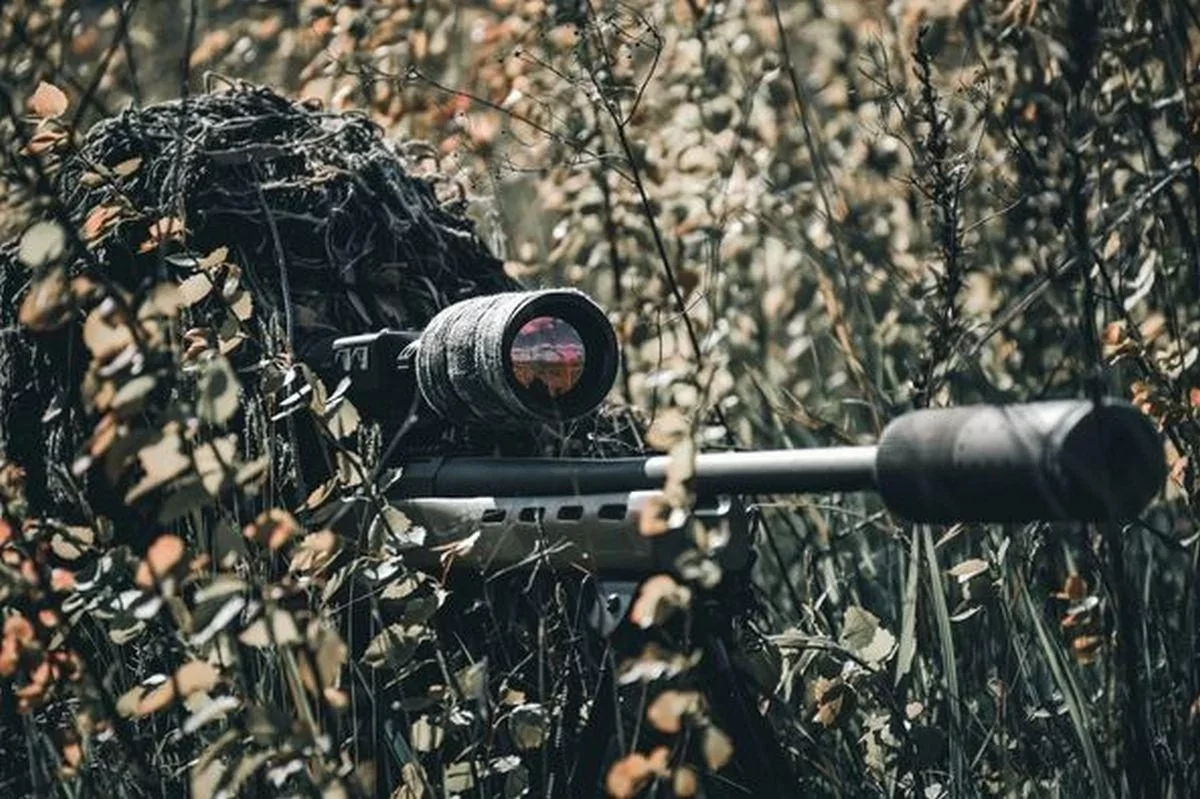 Український снайпер вражає ціль з півкілометрової відстані. ВІДЕО