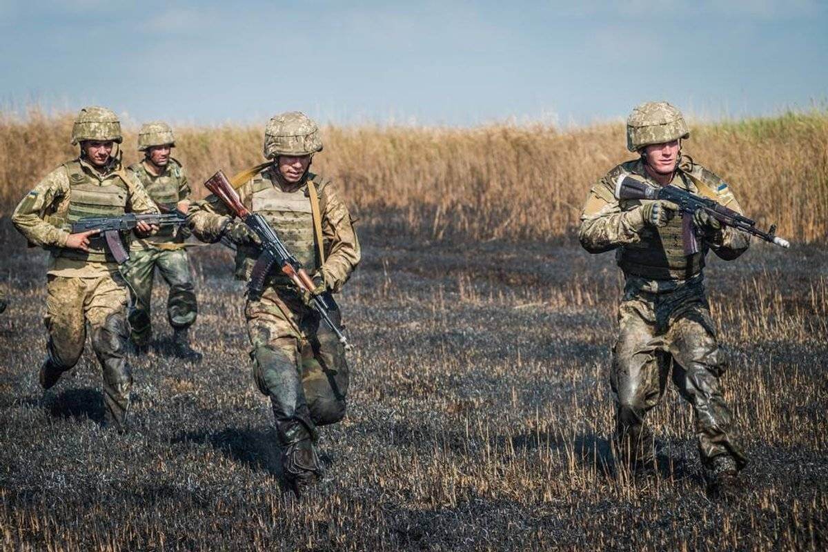 Українські військові проводять зачистку траншей окупантів на лінії зіткнення. ВІДЕО