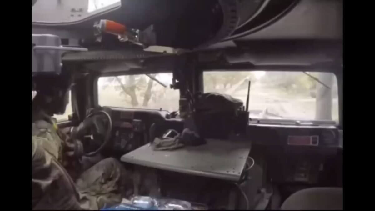 Американський броньовик Humvee витримав танковий постріл і врятував українським бійцям життя - ВІДЕО