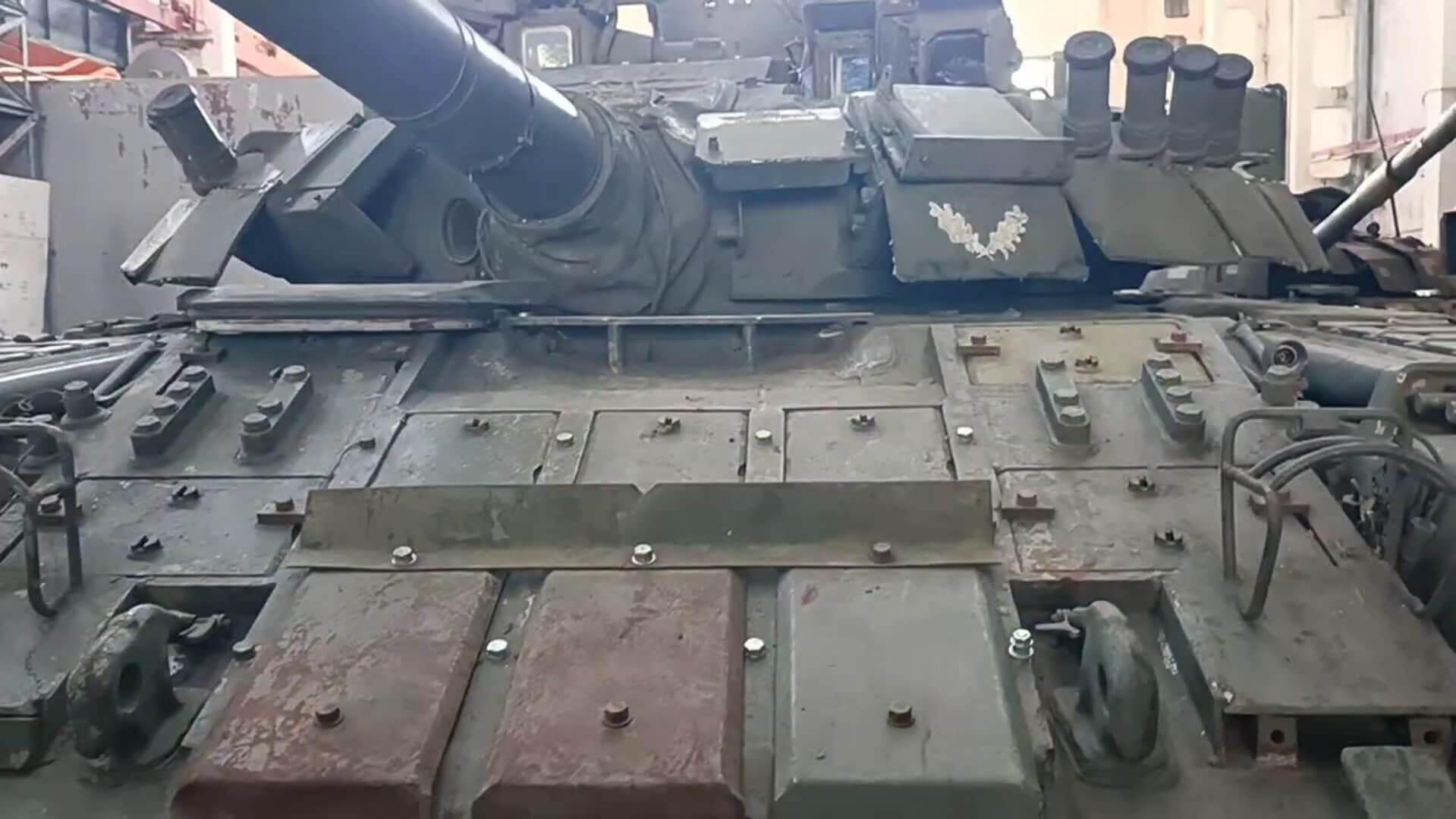 Українські військові показали унікальний трофейний Т-80УЕ-1