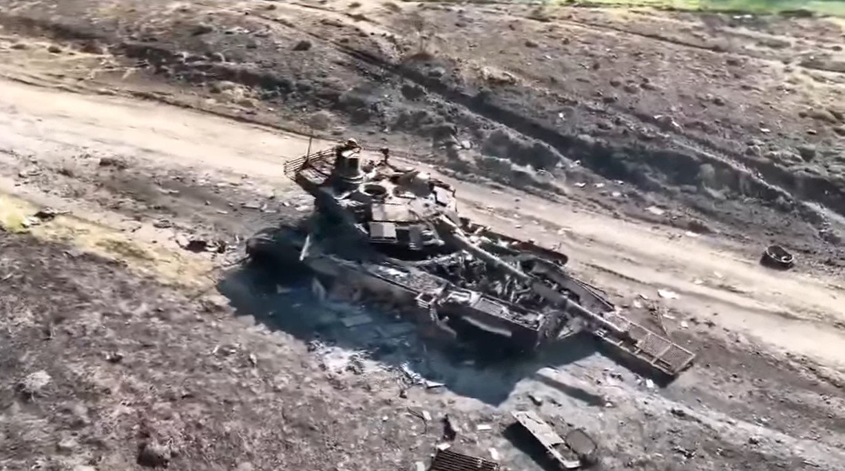 Український артилерійський підрозділ знищив російський танк Т-72Б3 - ВІДЕО