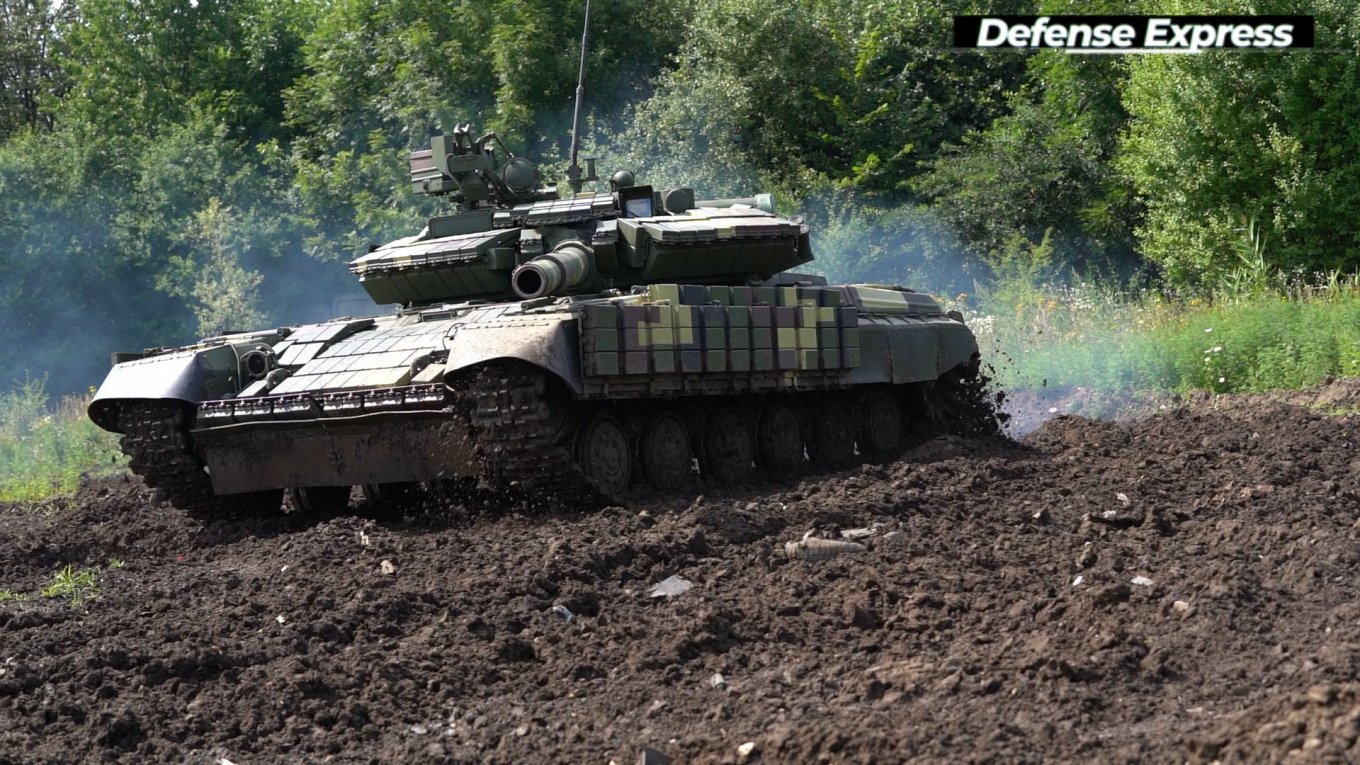 Український Т-64БВ в близькому бою знищив російський танк. ВІДЕО