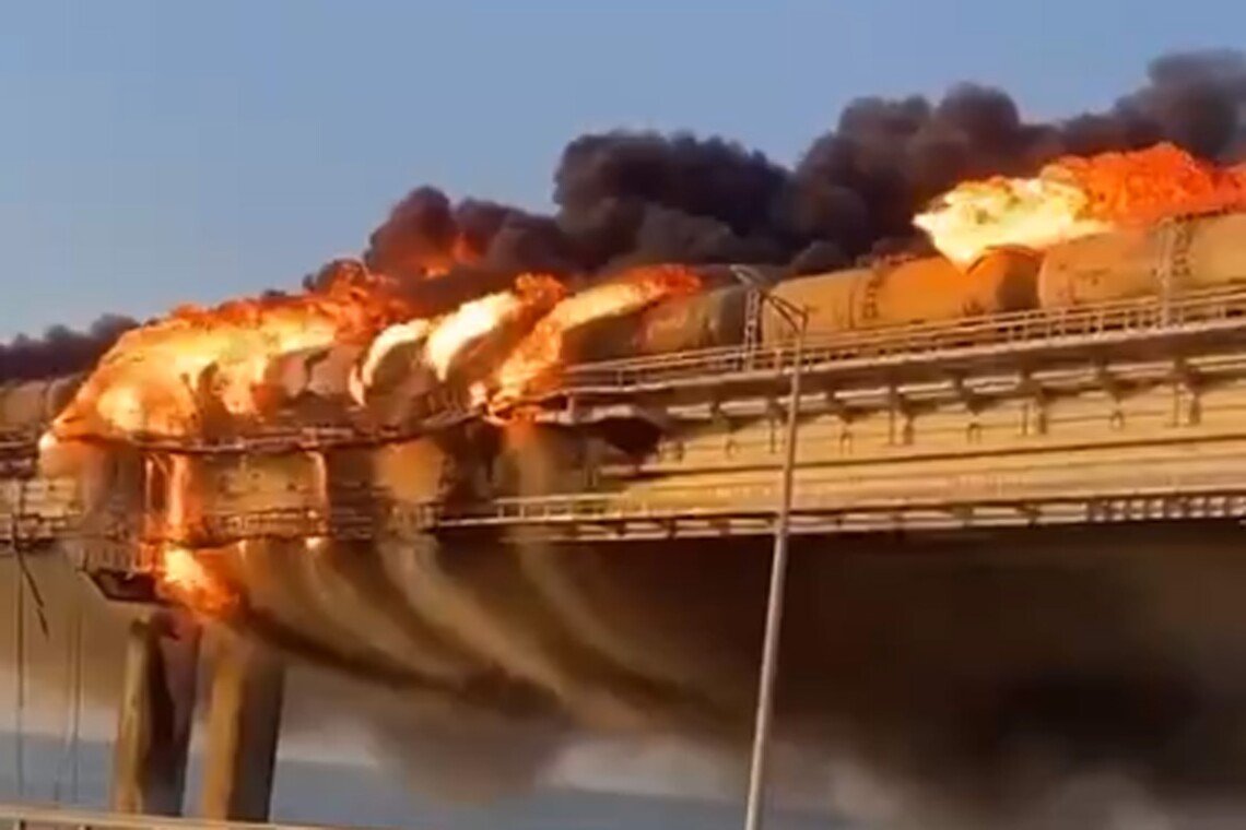 Стався потужний вибух на Кримському мосту - ВІДЕО