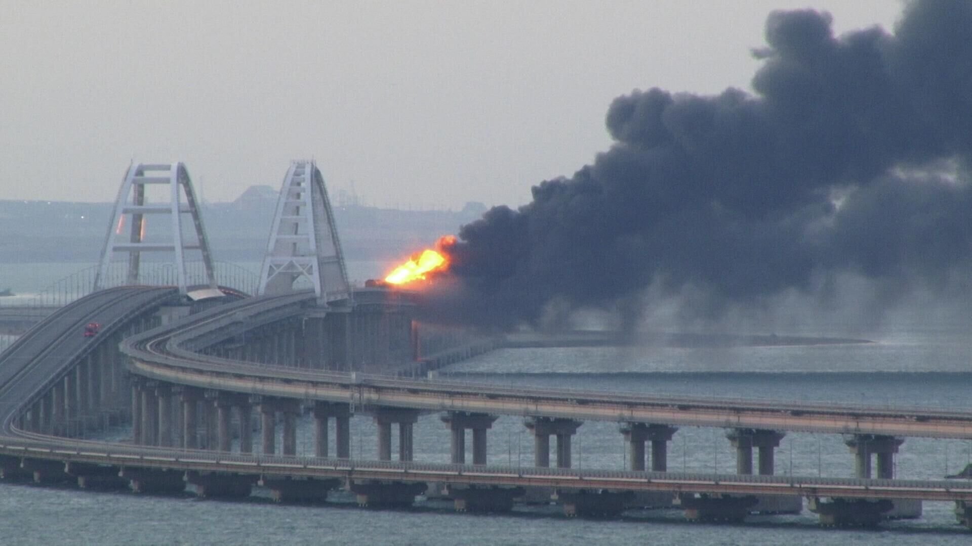 Подоляк заявив, що вибух на Кримському мосту став результатом боротьби між фсб та військовими