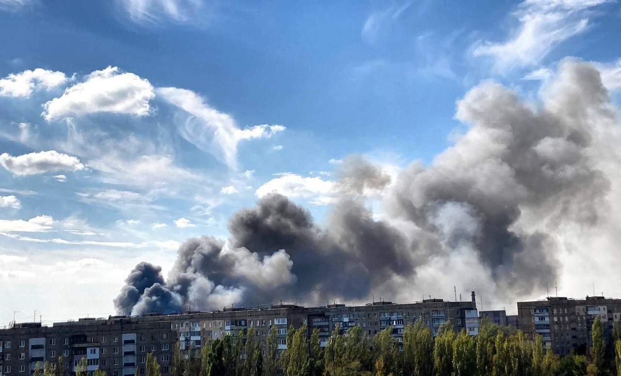 У Донецьку було чутно вибухи після чого розпочалась сильна пожежа
