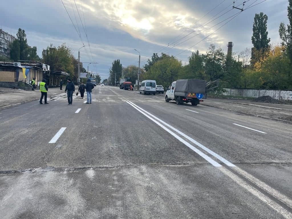 Відновлення інфраструктури після ракетного удару у Дніпрі: комунальники працювали всю ніч