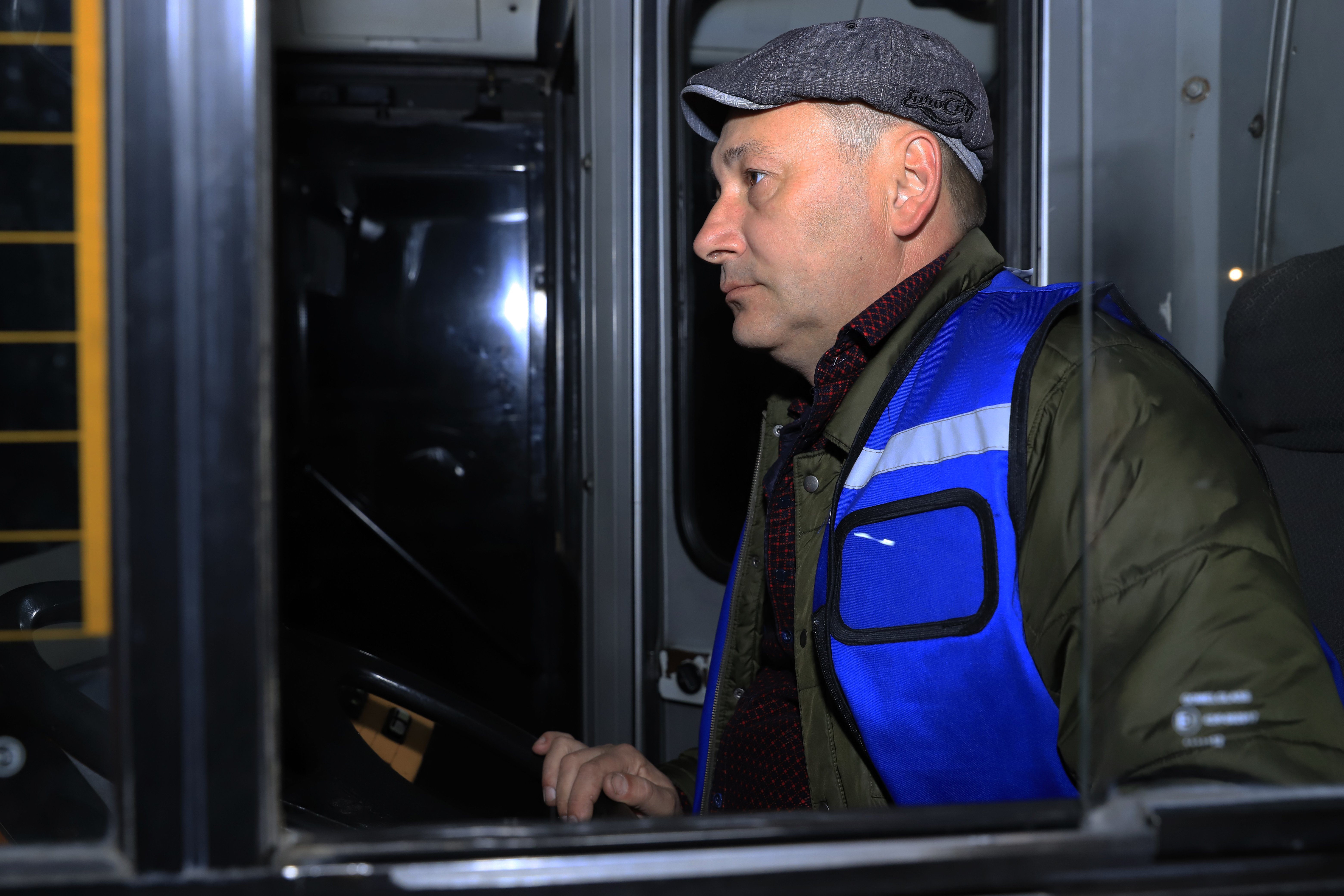 Філатов випустив на маршрути столичні автобуси і подякував всім, хто допоміг Дніпру з транспортом після ударів рф