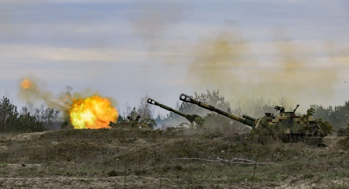 Українська артилерія наносить удар по групі окупантів. ВIДЕО