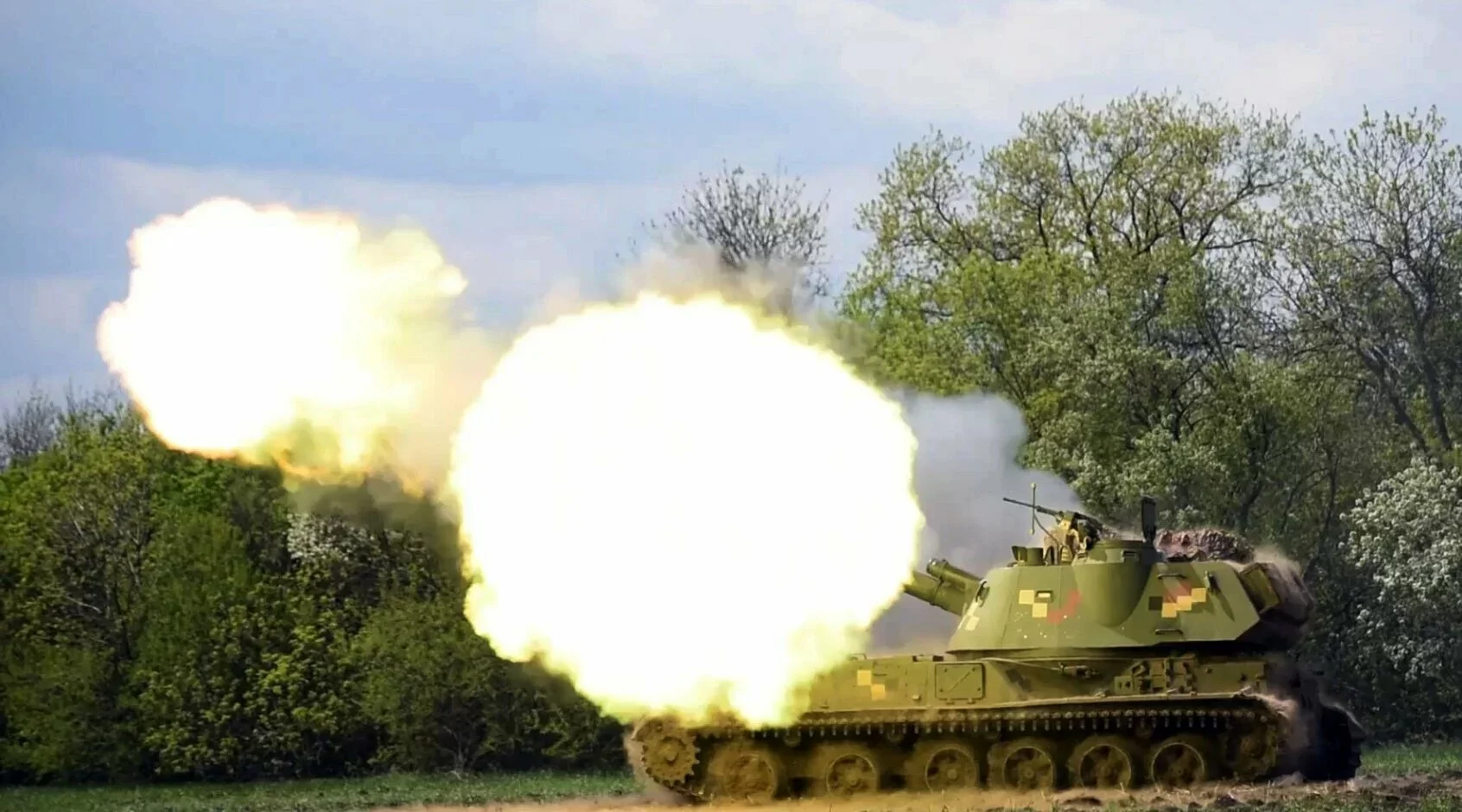 Артилерія ЗСУ влучними пострілами знищили два танки російських окупантів. ВІДЕО