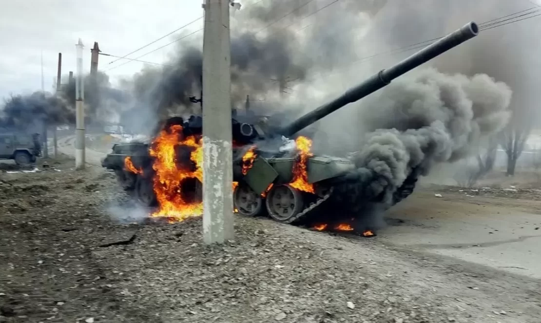 Окупанти намагаються загасити підпалений українськими артилеристами танк. ВIДЕО