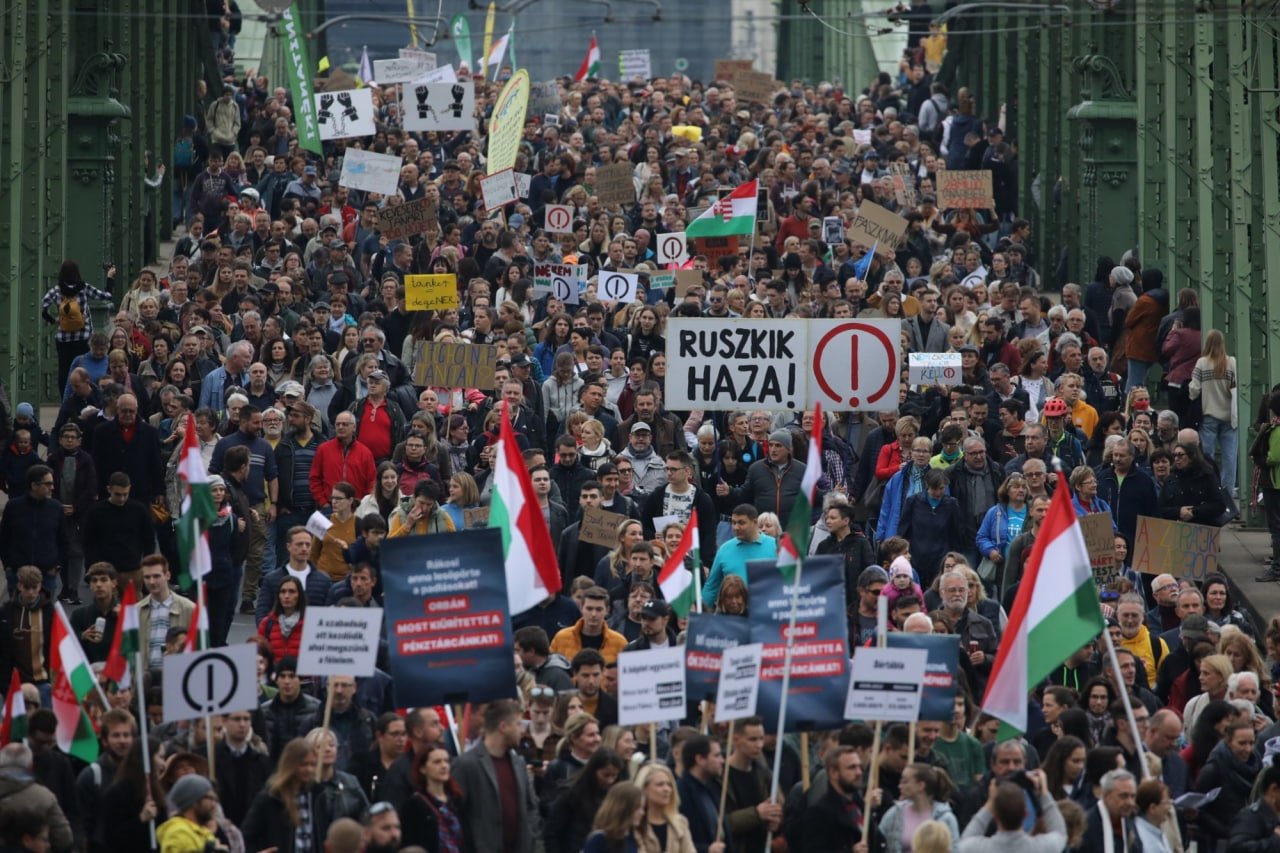 «Росіяни йдіть до дому»: в Будапешті тисячі людей протестували проти уряду Орбана
