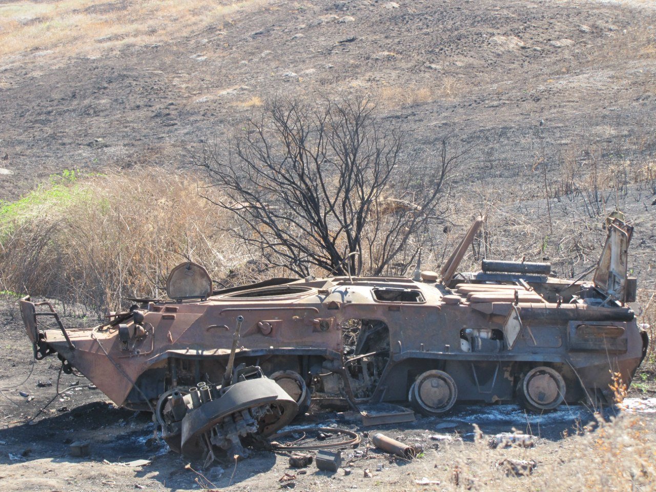 Дрон бійців ДШВ спалив два БТР-82А російських окупантів. ВІДЕО