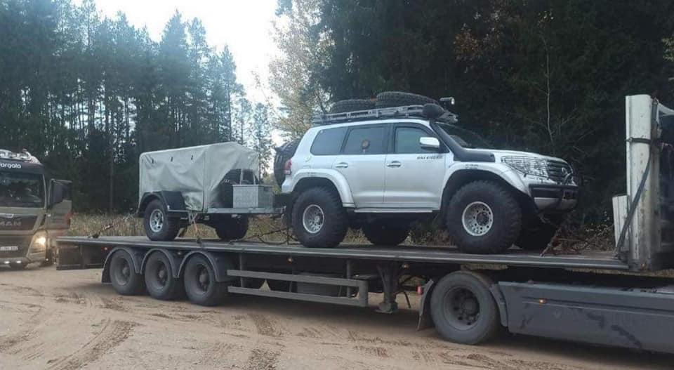 ЗСУ отримали від Литви 7 броньованих позашляховиків Toyota Land Cruiser 200