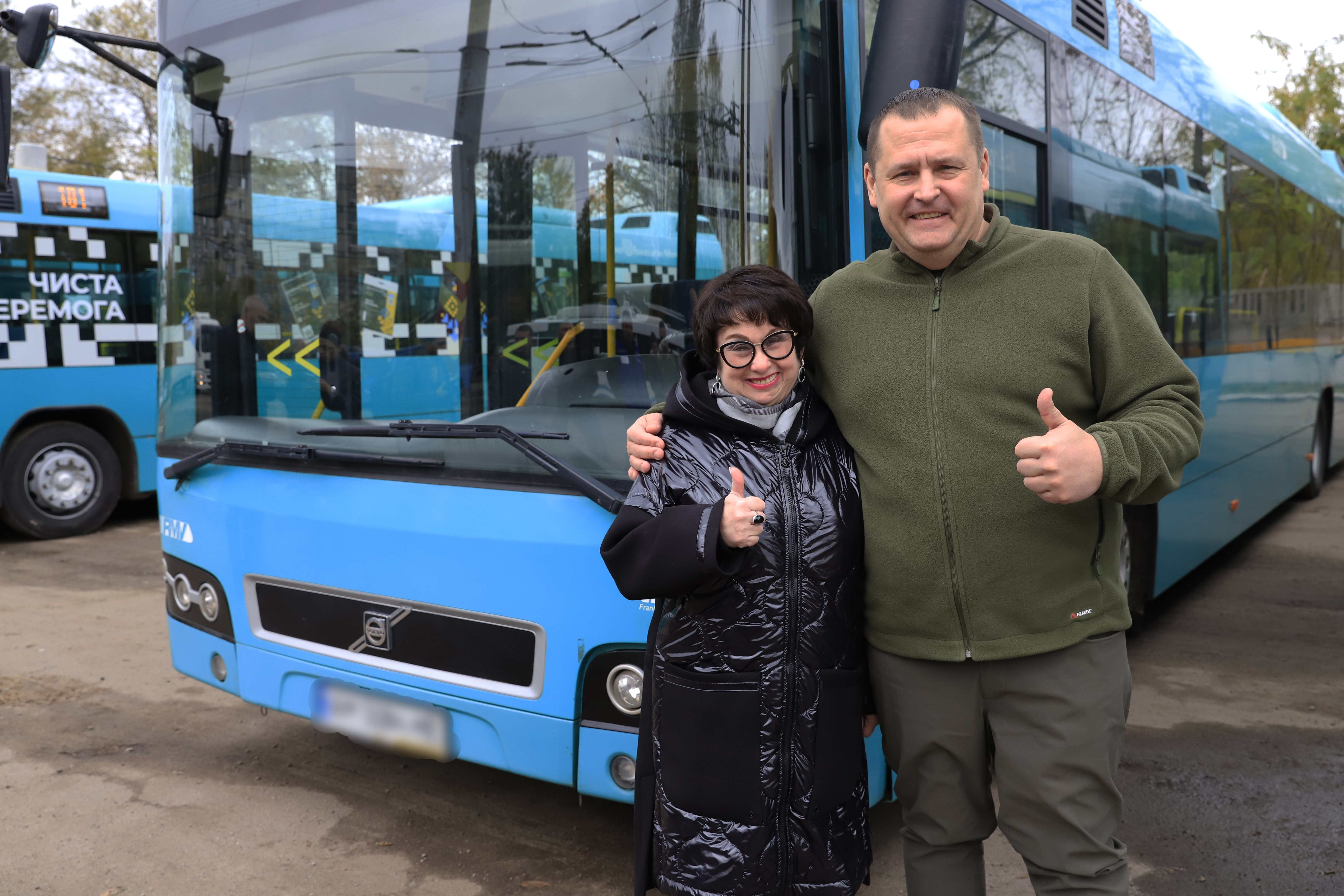Філатов показав автобуси, які Дніпру передали підприємці, і закликав свідомий бізнес також допомагати місту