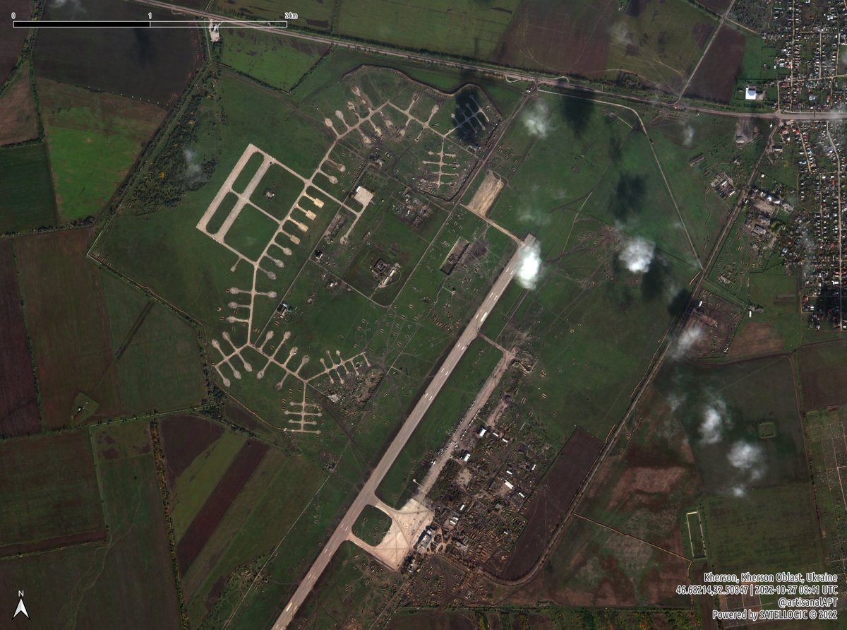 Росіяни вивели військову техніку з аеродрому «Чорнобаївка» — супутникові знімки