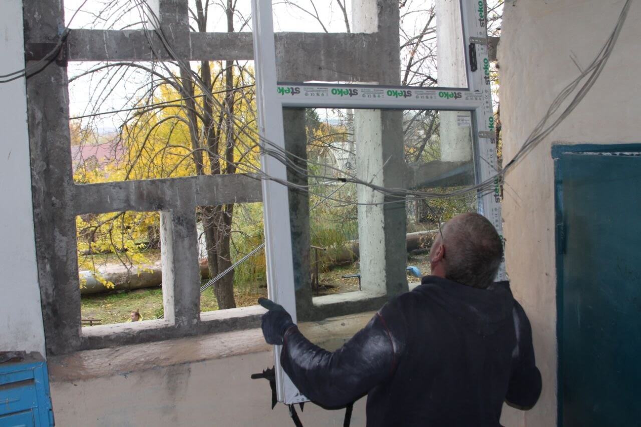 У дніпровських будинках ОСББ продовжують замінювати вікна після ракетних ударів 