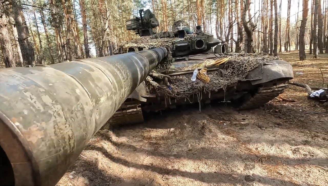 Український танкіст зробив відео огляду російського танку Т-90А