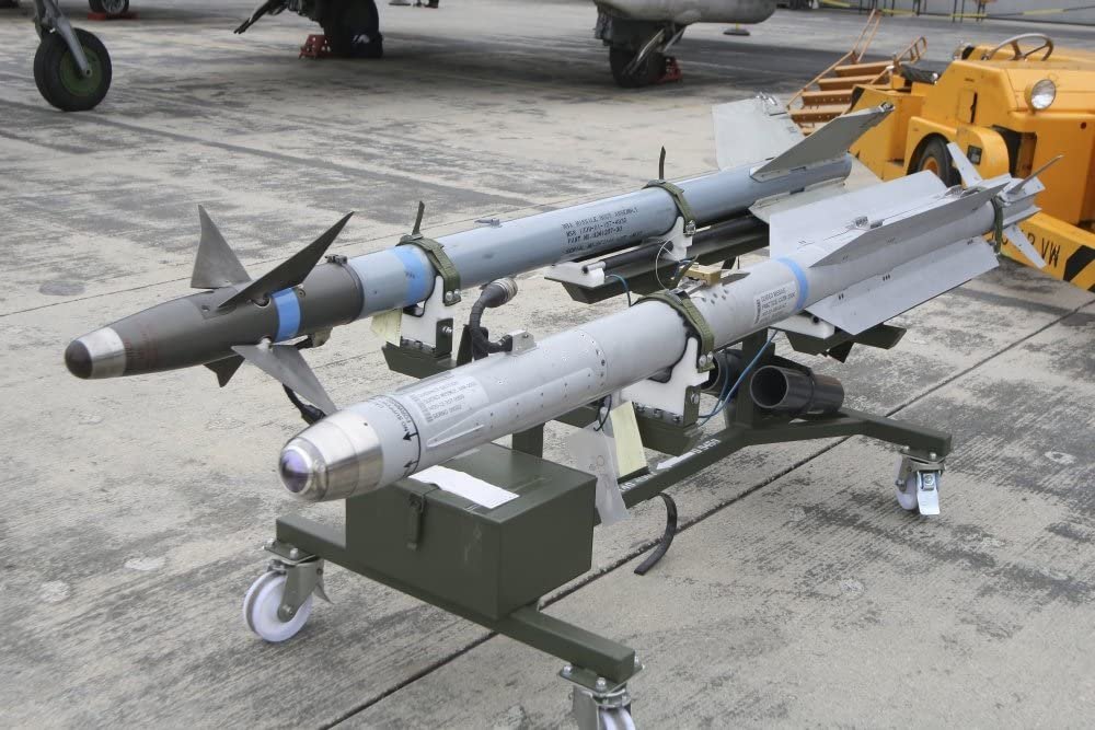 Німеччина передає Україні ракети IRIS-T і бронемашини Dingo