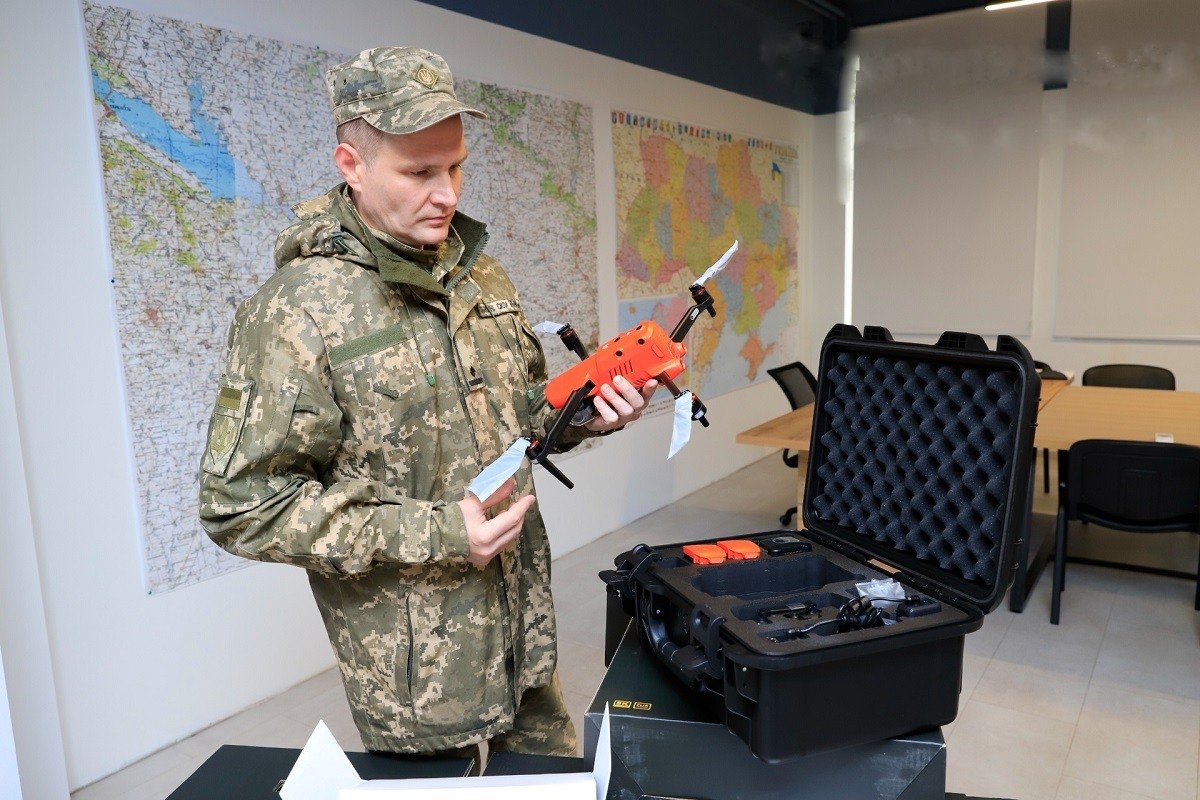 Дніпро передав українським захисникам 50 дронів