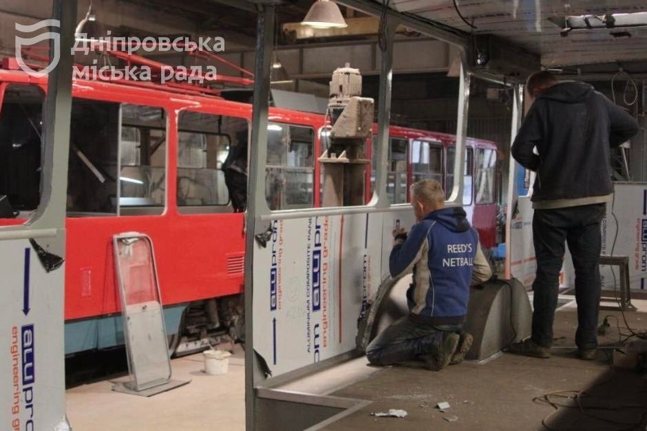 У Дніпрі продовжують робити капітальний ремонт трамваїв та тролейбусів