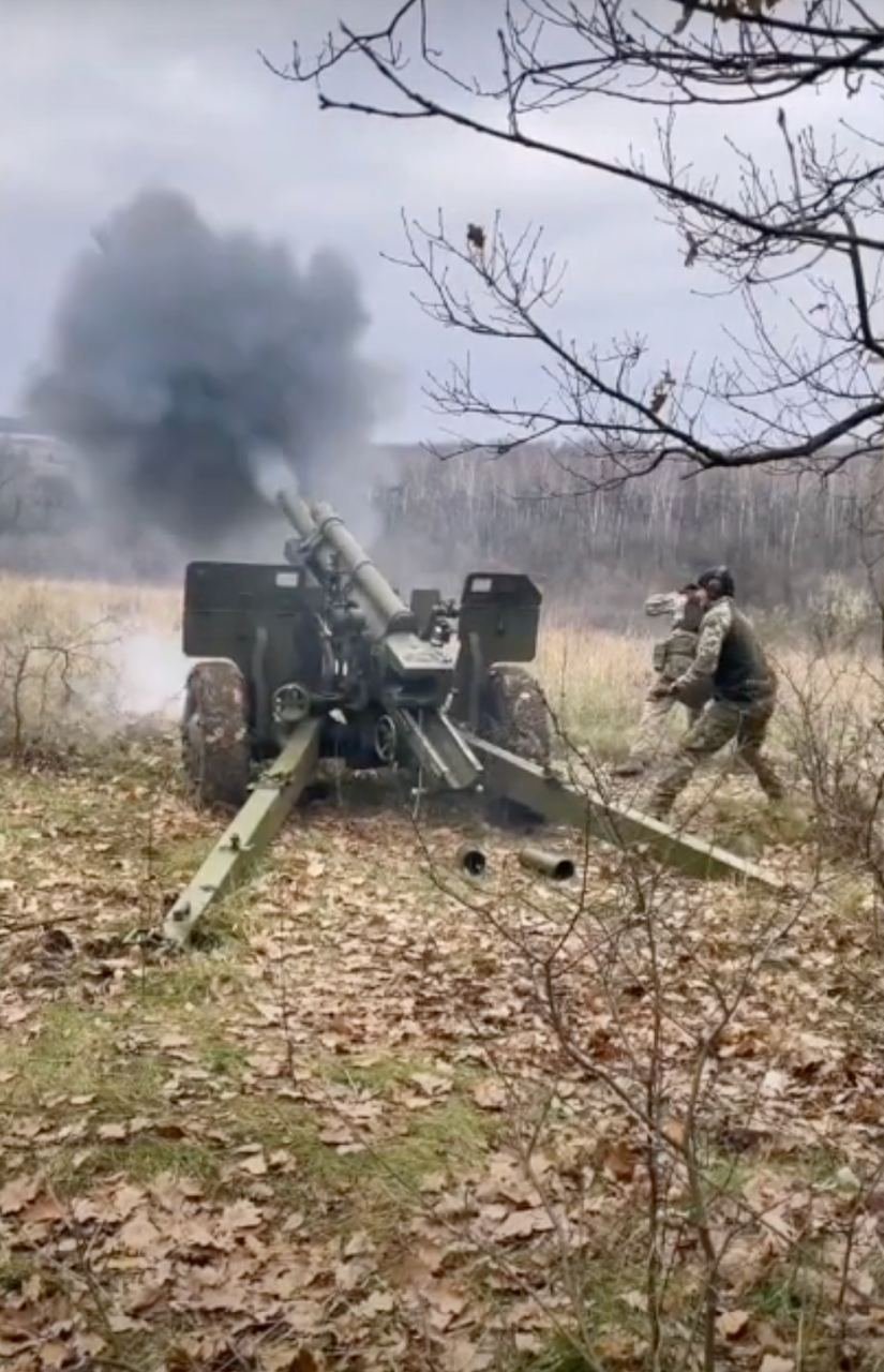 Українські артилеристи використовують 105-мм гаубиці М101. ВІДЕО