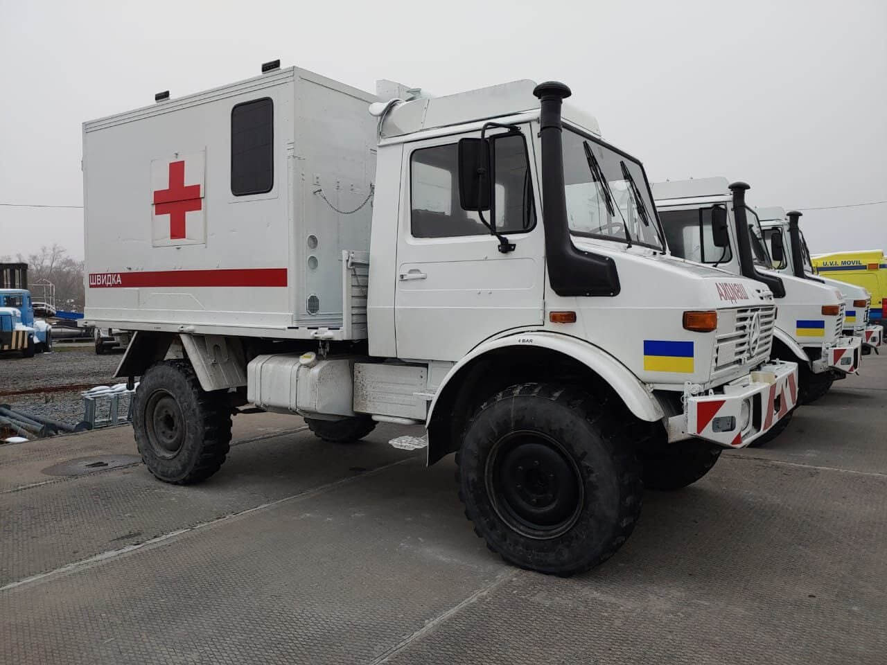 Естонські волонтери придбали для України три автомобілі швидкої допомоги