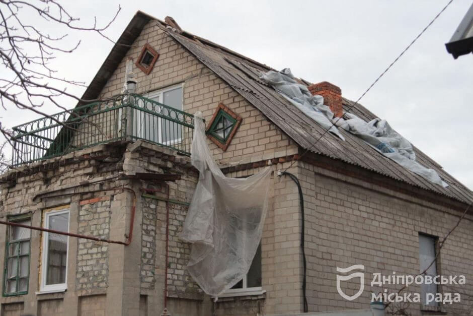 Мешканці Дніпра продовжують отримувати компенсації від міської ради за пошкоджене внаслідок ракетних обстрілів житло