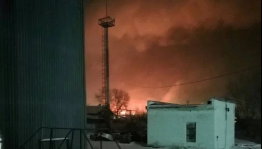 У Росії горить один з найбільших нафтопереробних заводів Сибіру. ВІДЕО