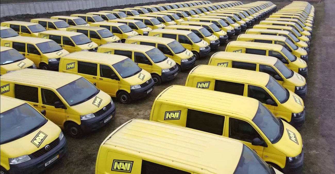 Кіберспортивна команда NAVI та Акордбанк передали військовим 100 авто