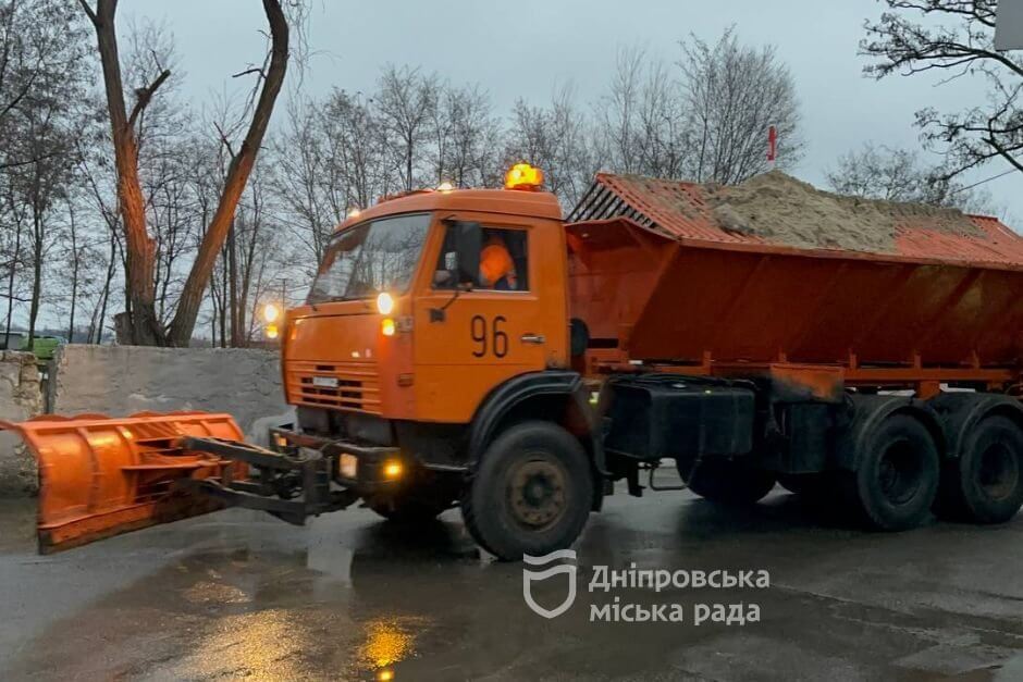 Дніпро піклується: на вулиці міста виїхали комунальники для посипання доріг від ожеледі