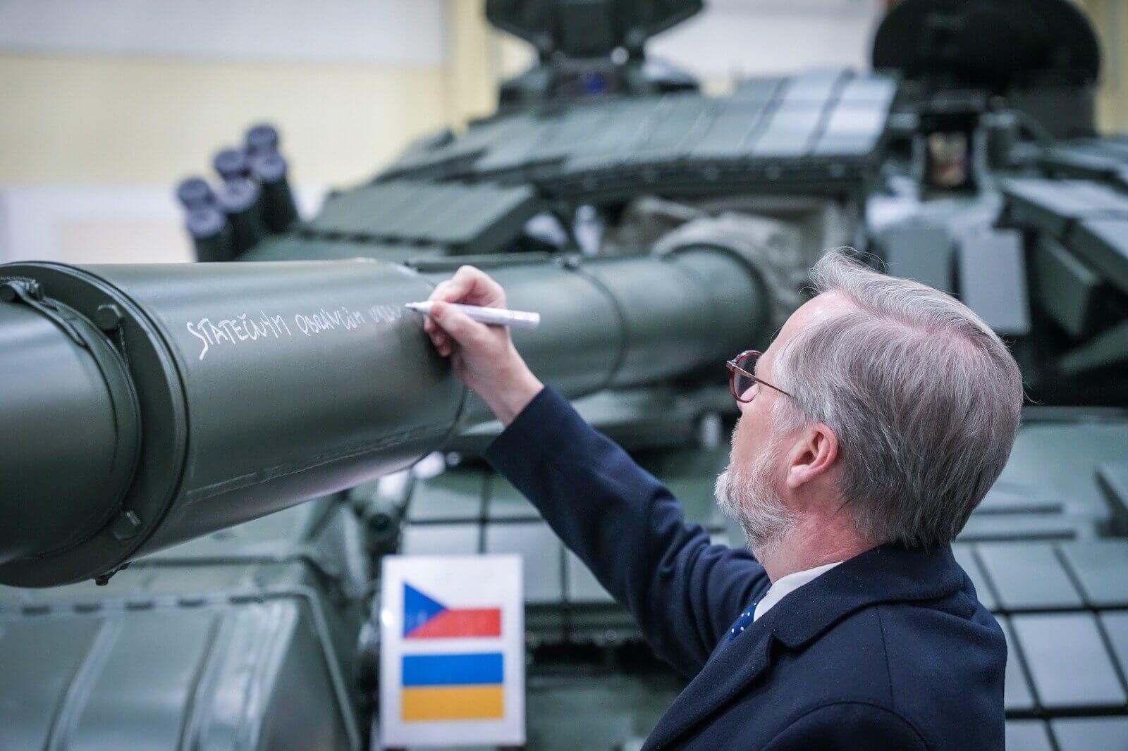 Прем’єр Чехії особисто підписав танк Т-72, який передають Україні