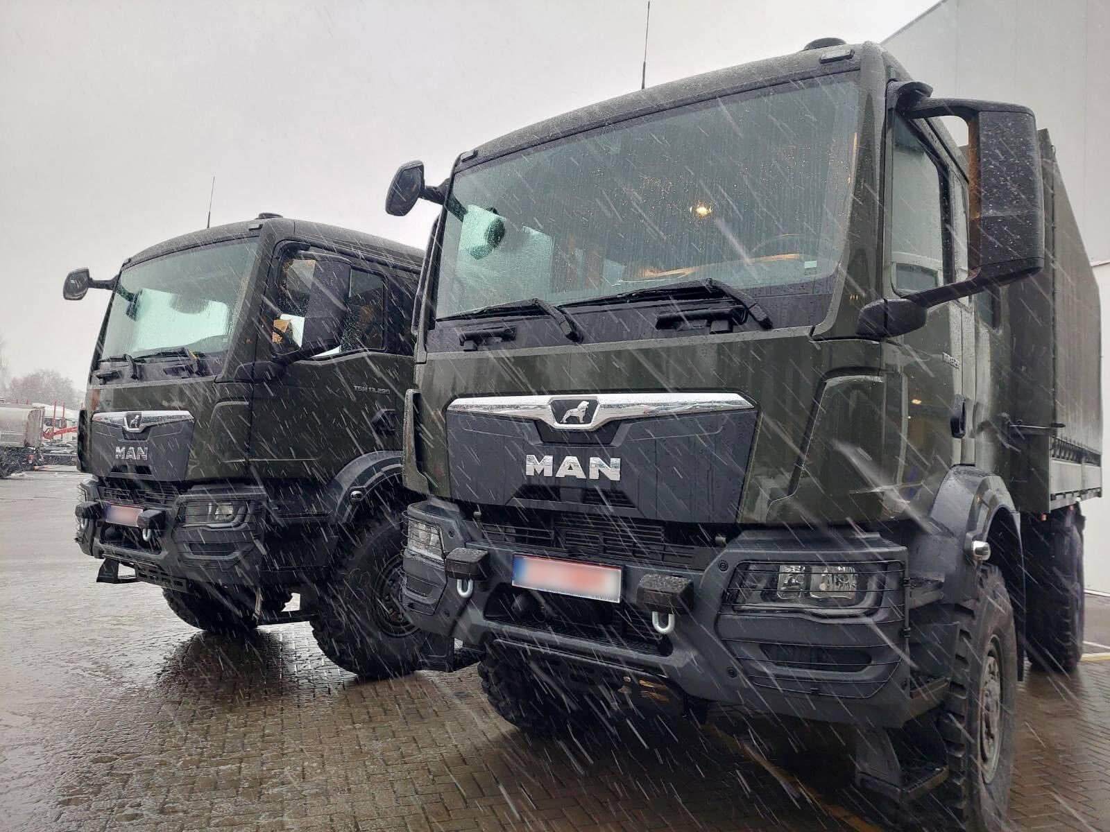 Євросоюз передав вантажівки для ЗСУ