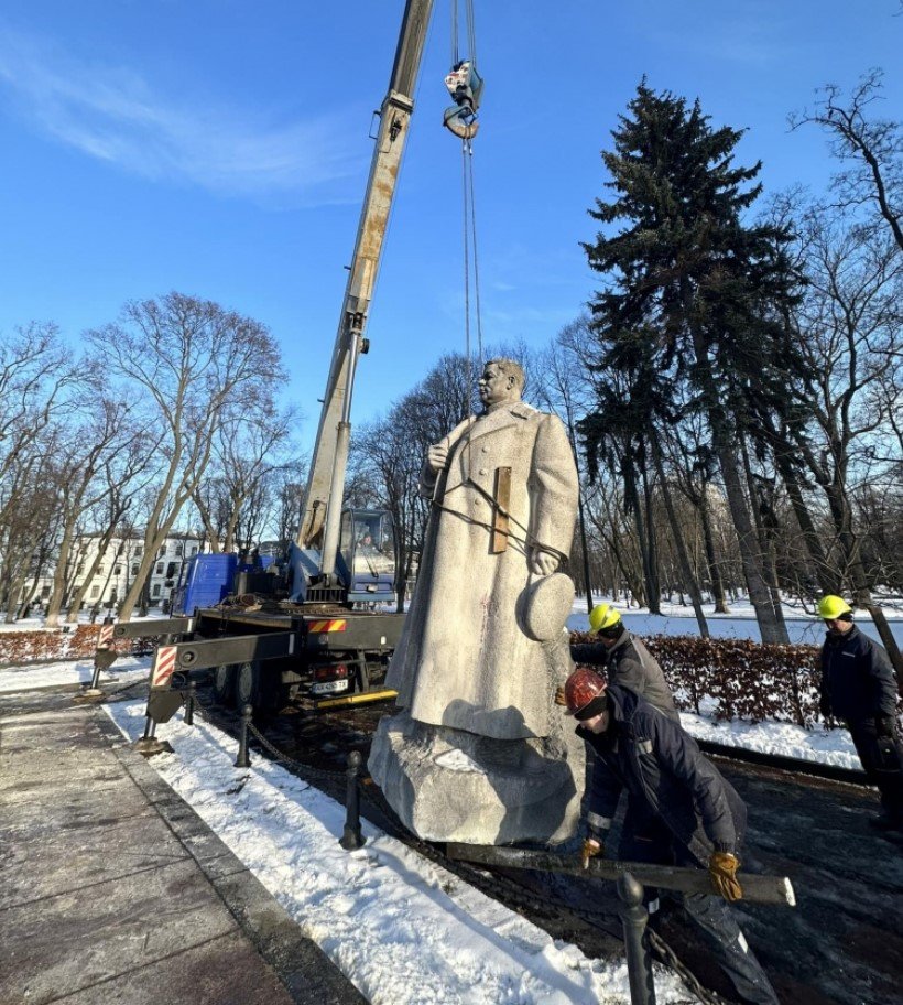 В Києві демонтували пам'ятник радянському генералу Ватутіну