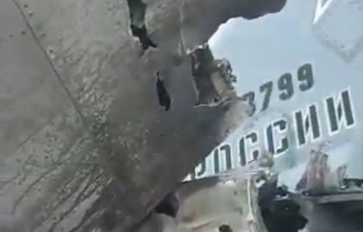Українська ППО вивела з ладу російський Су-24. ВІДЕО
