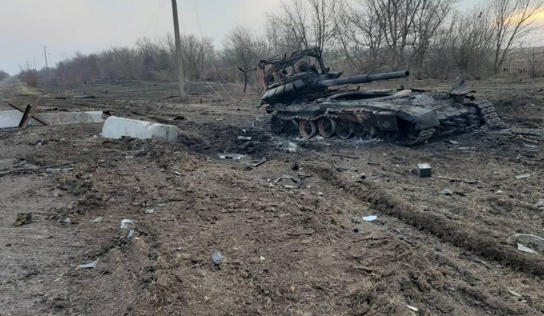 Оператор дрона спалив російський танк «триочковим кидком». ВІДЕО