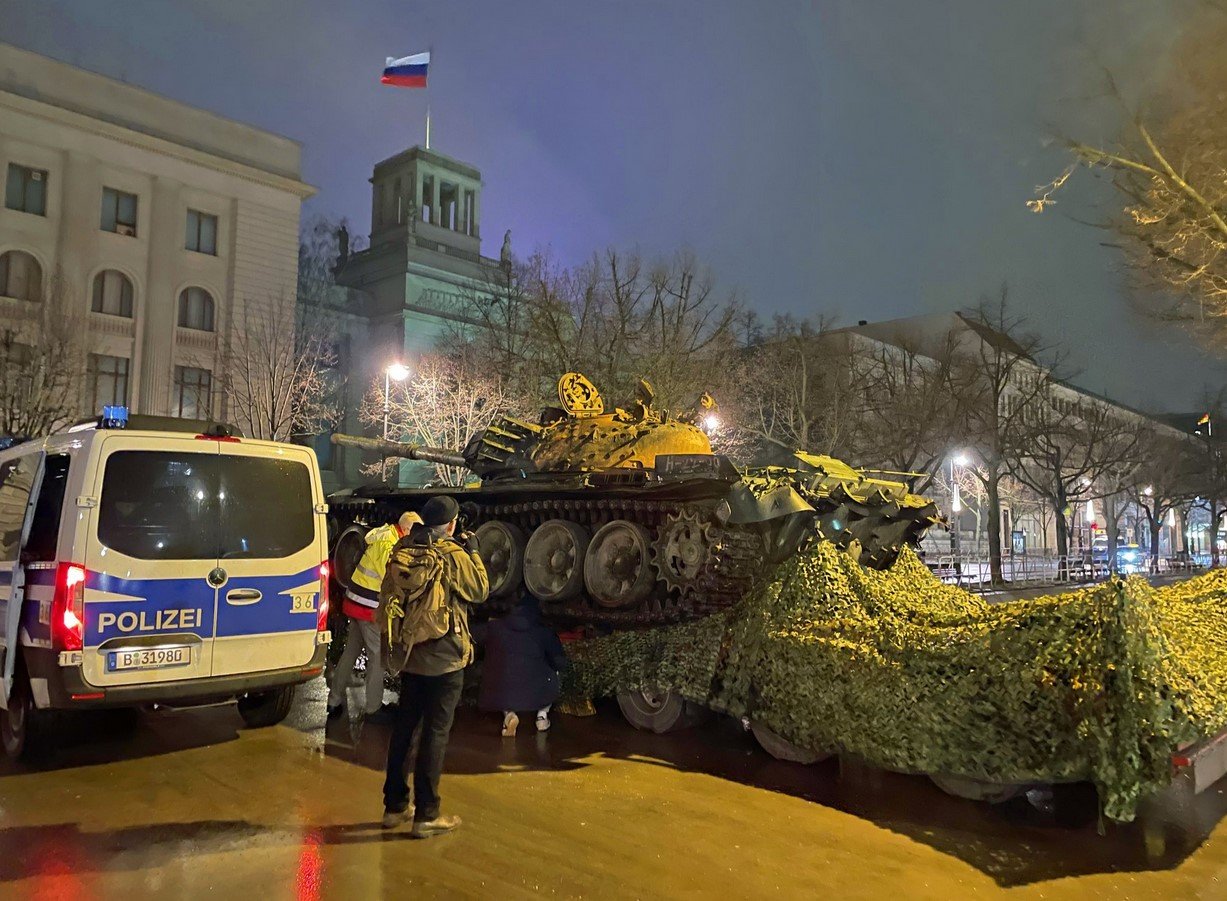 Біля посольства РФ у Берліні розмістили знищений російський Т-72