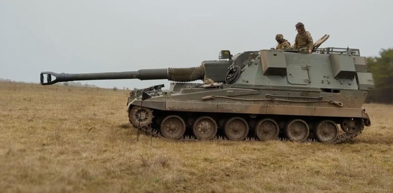 З’явилося відео навчань українських військових на САУ AS-90 у Великій Британії