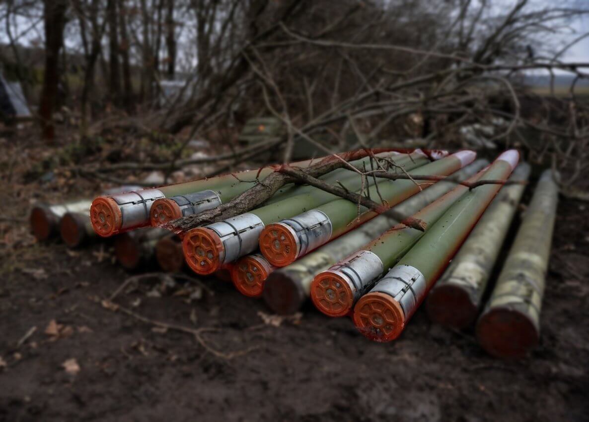 Українські артилеристи б'ють по позиціях окупантів сербськими боєприпасами