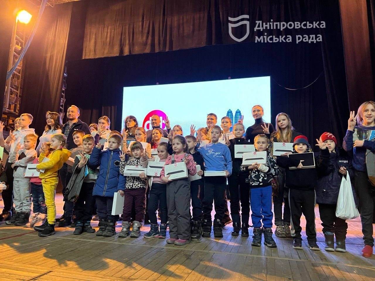 Дніпро піклується про працевлаштування ВПО та про дітей, які постраждали від ракетних ударів