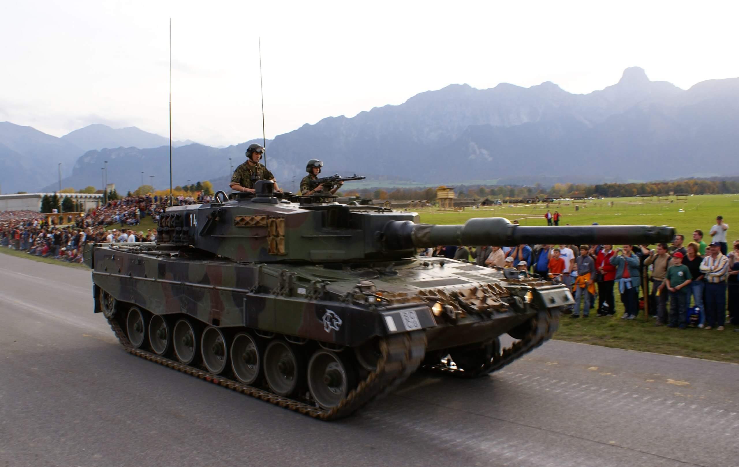 Німеччина хоче викупити у Швейцарії 96 списаних танків Leopard 2: їх можуть передати Україні
