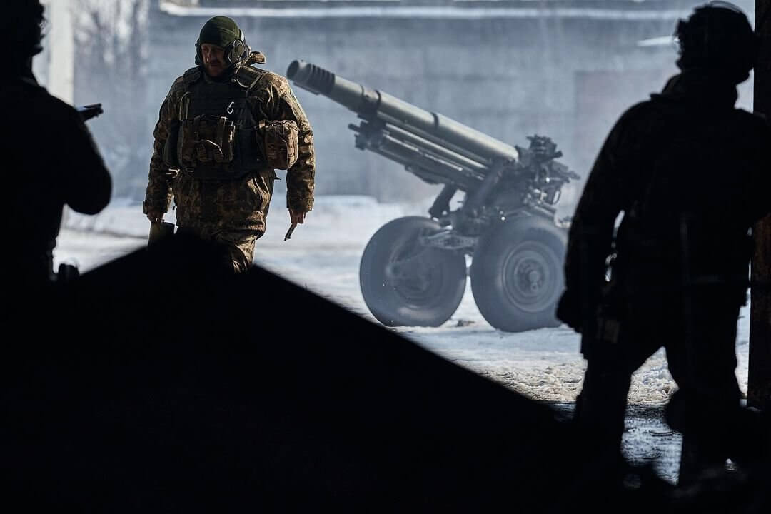 Українські артилеристи гатять по російських окупантах зі 105-мм гаубиць OTO Melara Mod 56. ВІДЕО