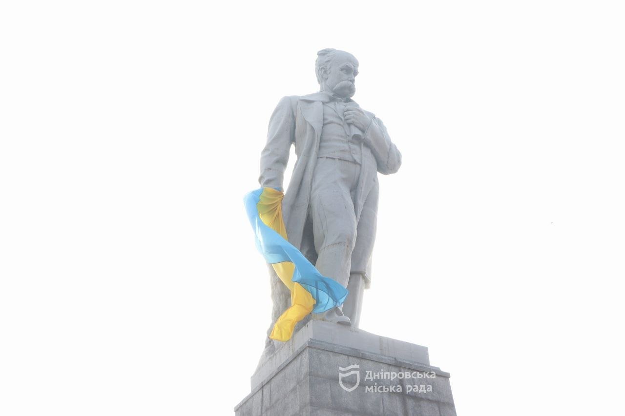 На пам’ятнику Тарасові Шевченку у Дніпрі майорить величезний прапор України