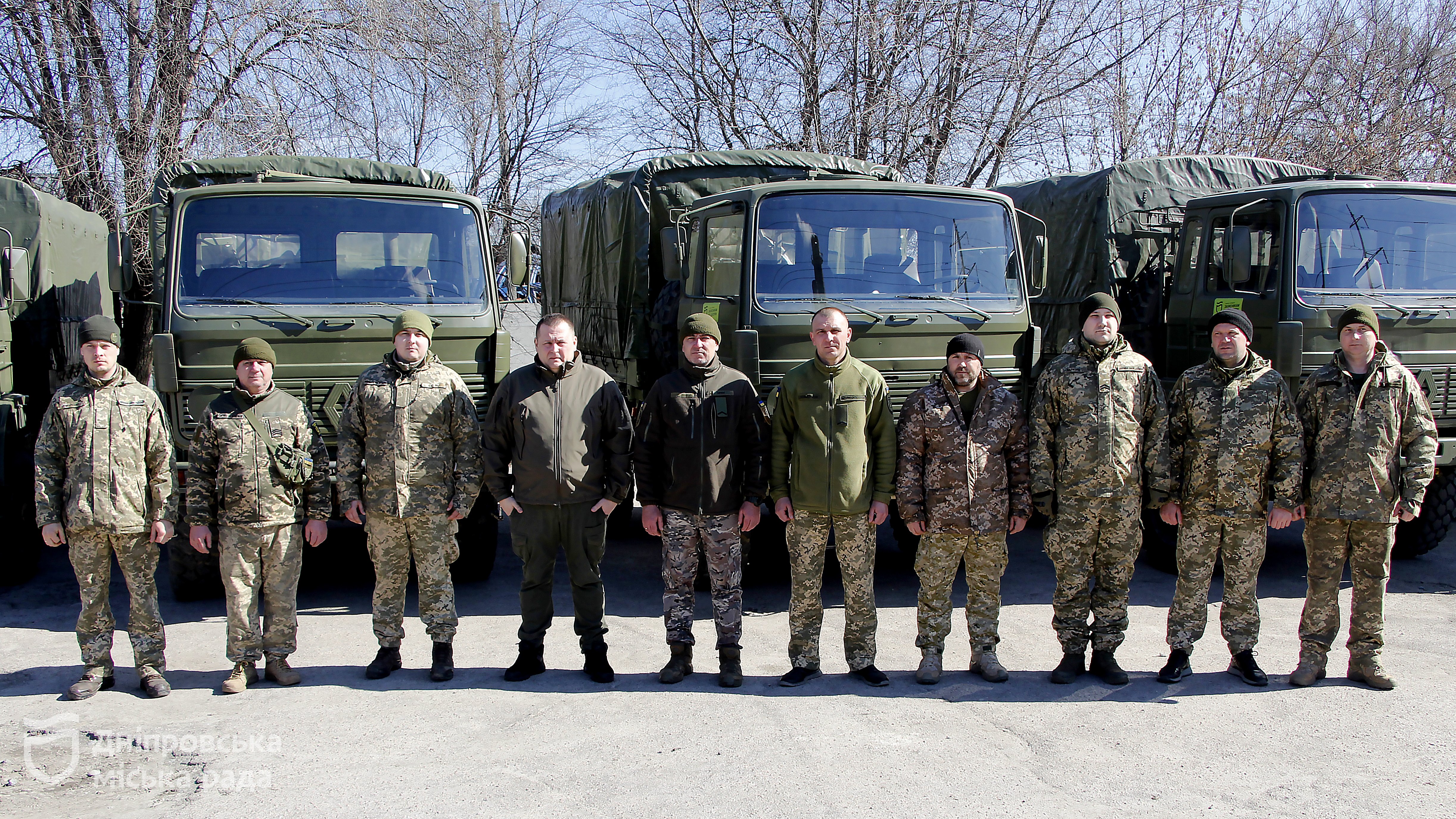 Дніпро доправив військовим на передову чергову партію вантажівок високої прохідності. ВІДЕО