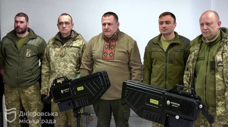 Антидронові рушниці, рації та планшети зі спецпрограмами: Дніпро продовжує системно забезпечувати необхідним бійців на передовій