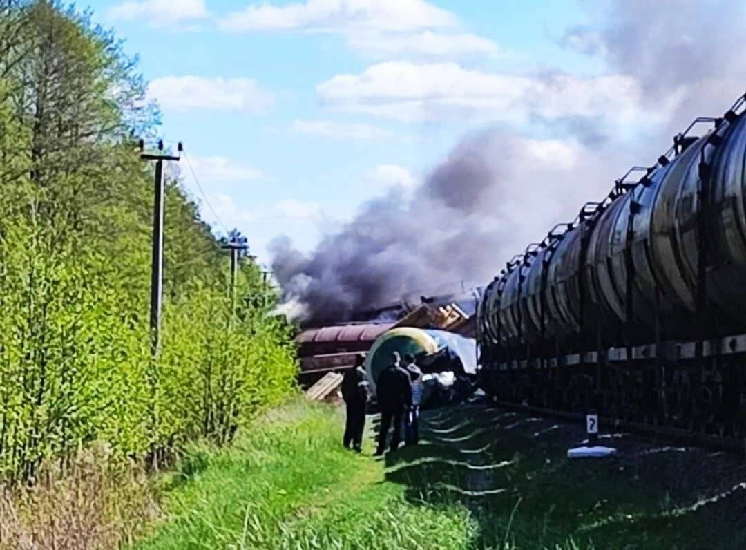 В Росії із рейок зійшов вантажний потяг: підірвали колії. ВІДЕО