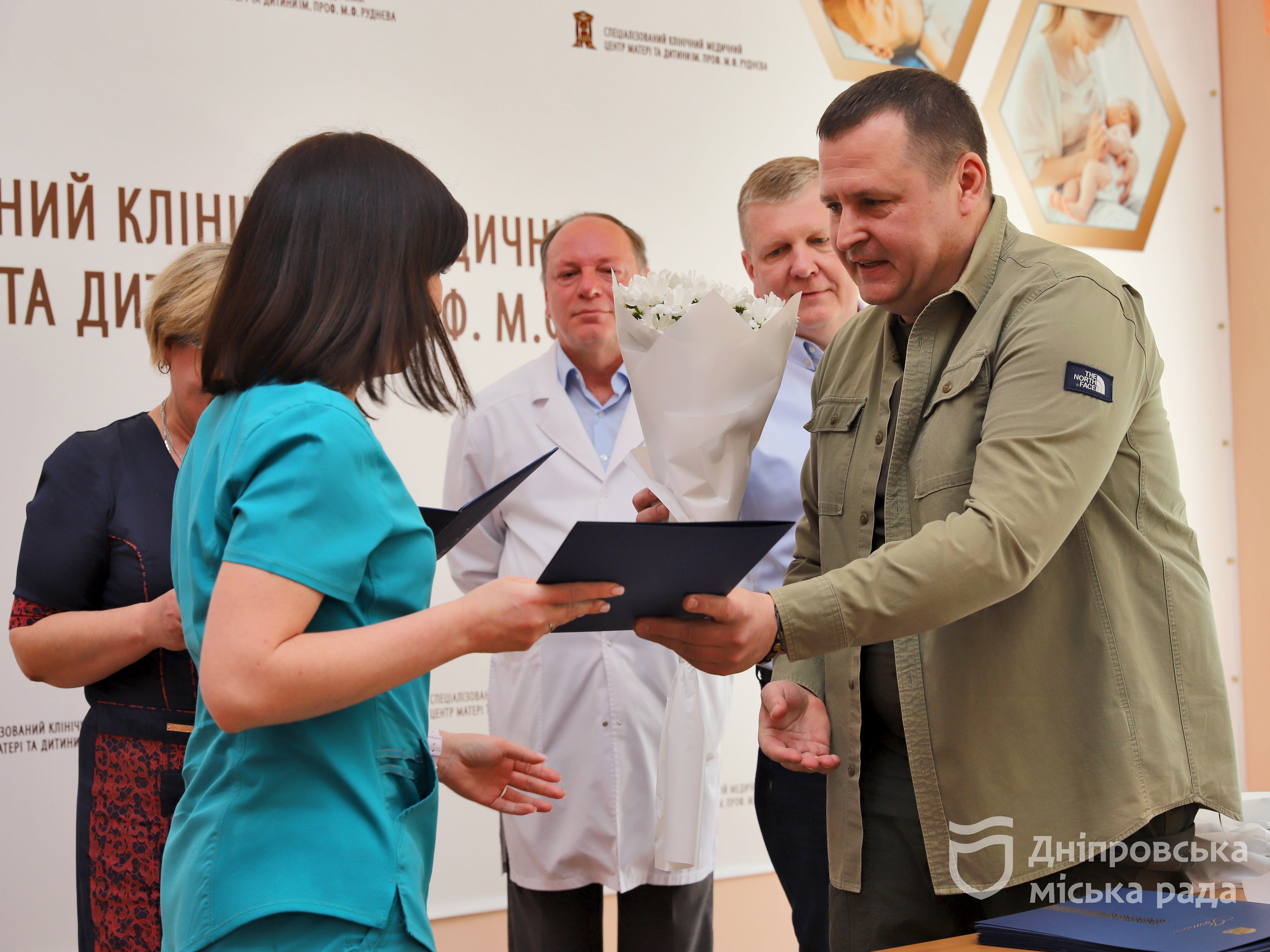 Мер Дніпра нагородив колектив лікарні ім. Руднєва, які відзначають 110-річчя заснування та врятували тисячі дітей