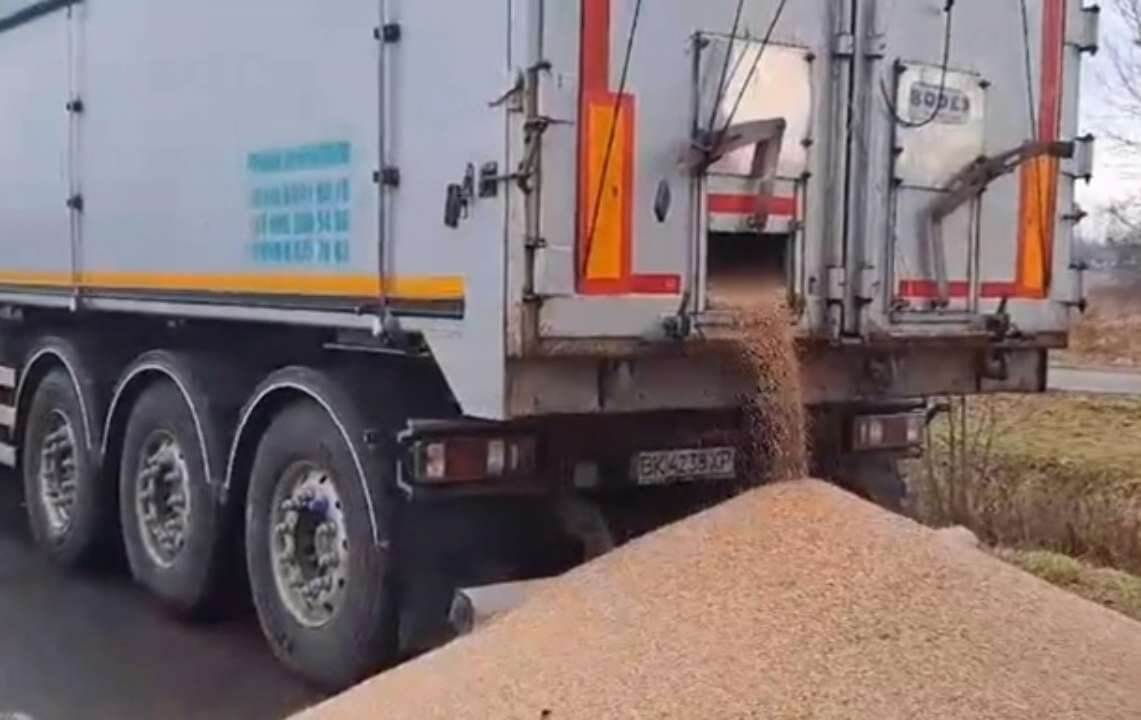 Висипали зерно з кількох українських вантажівок — протести польських фермерів подовжуються