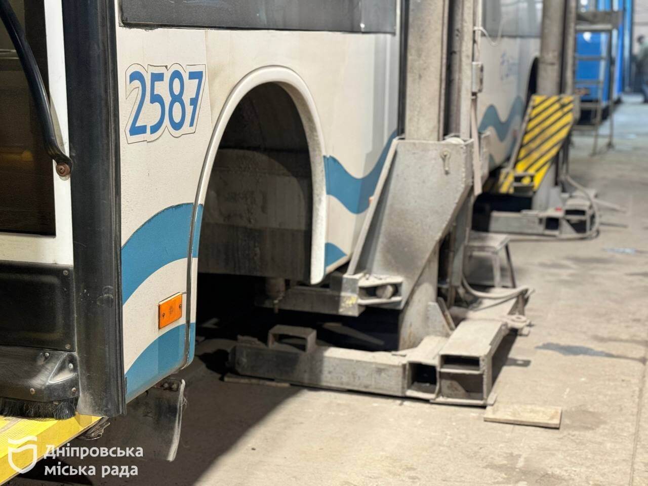 300 тис. км дорогами Дніпра: у місті вперше ремонтують низькопідлоговий тролейбус