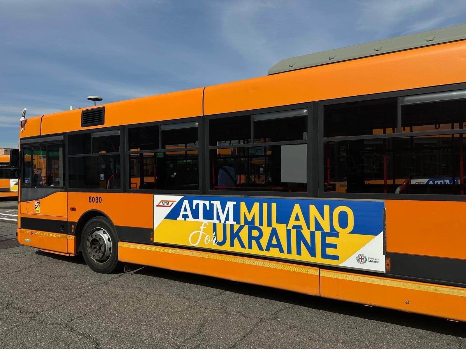 Філатов домовився з мером Мілана про постачання автобусів, якими Дніпро забезпечить й інші українські міста. Перша партія вже прямує в Україну
