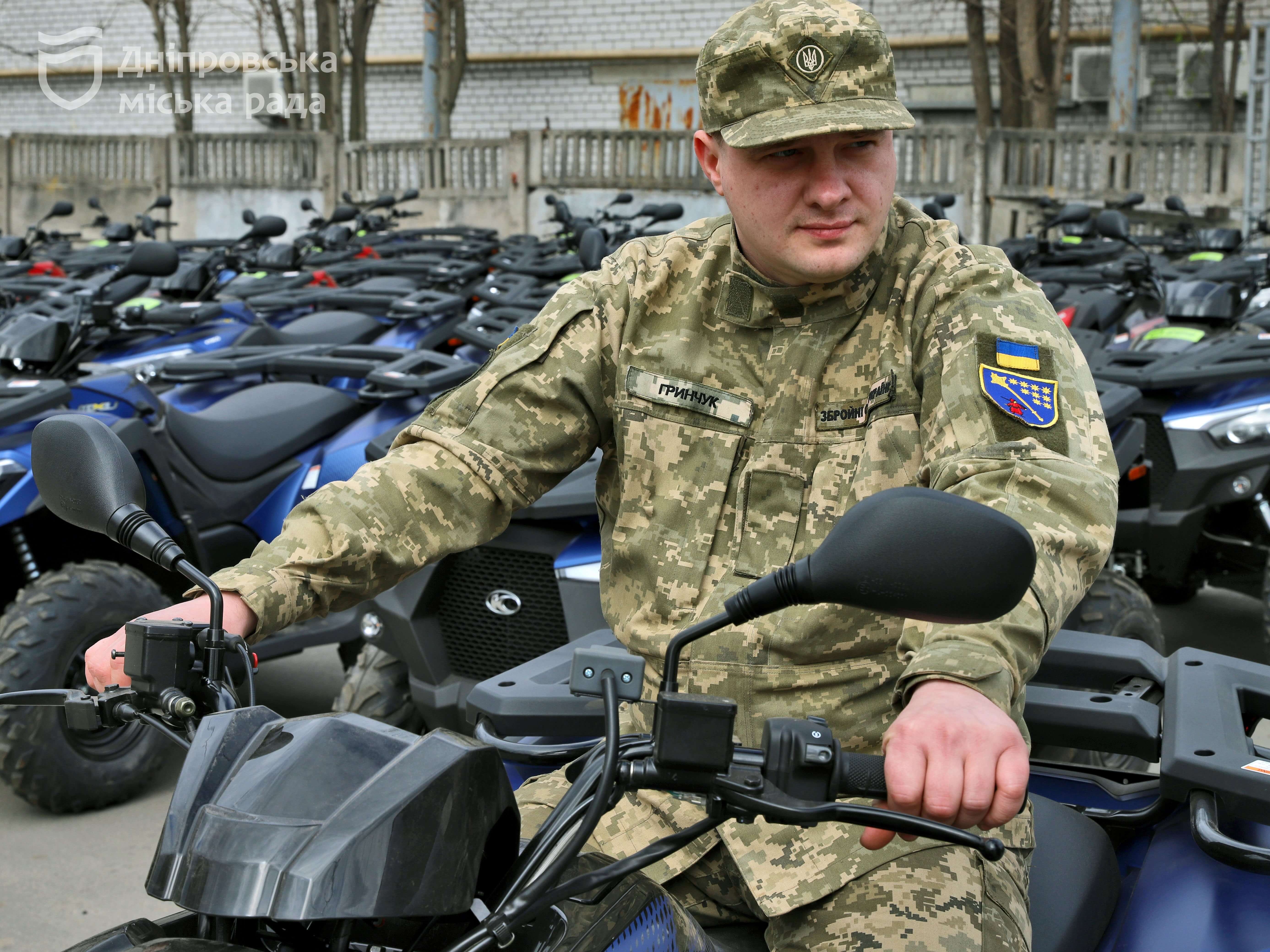 «Вони добре себе показують»: військові отримали від Дніпра вже сотню нових квадроциклів